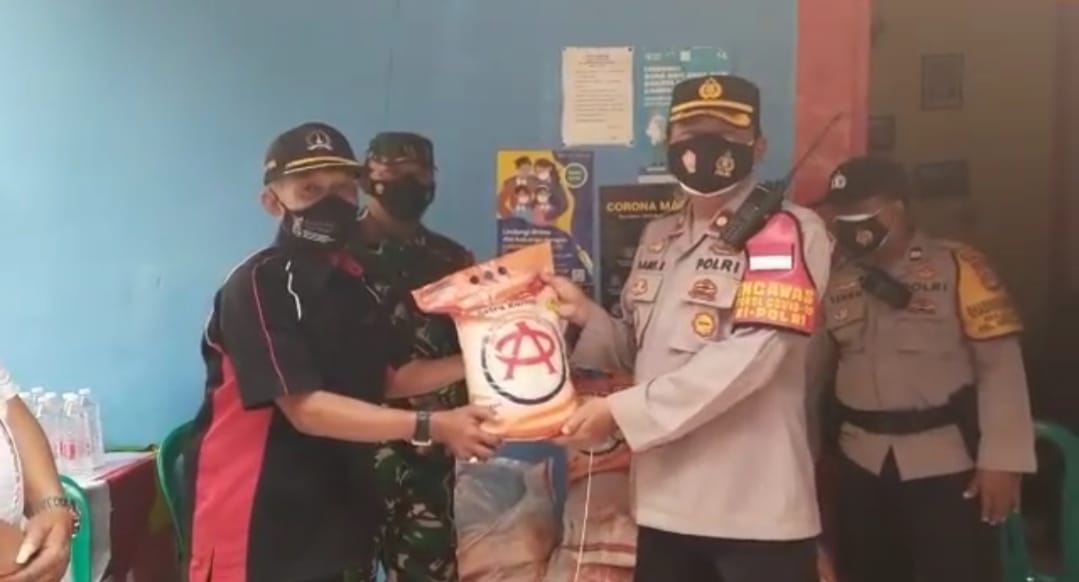 Polsek Cilincing Bagikan Beras Paket Sembako Untuk Lansia 1