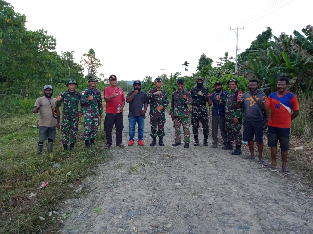 Satgas TNI Bersama Aparat Desa dan Masyarakat Laksanakan Kerja Bakti 1