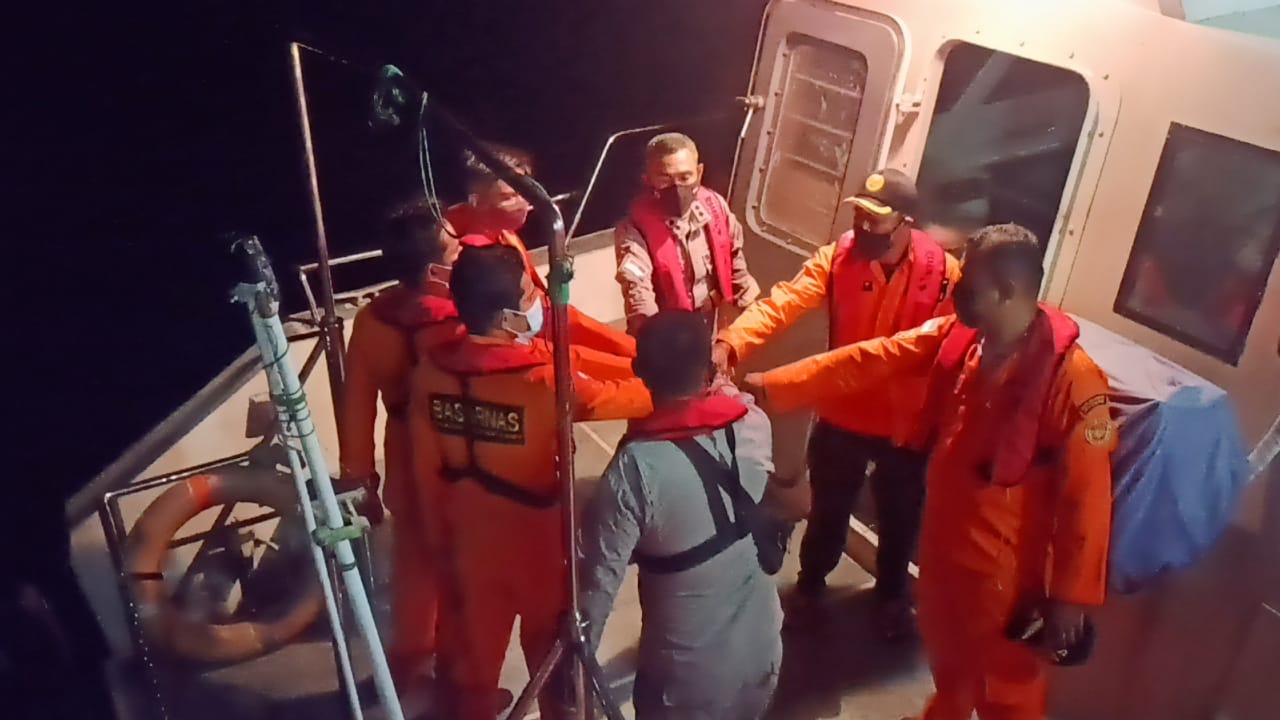 IMG-20210906-WA0061 Personel SPKKL Tual Berhasil Temukan Longboat Mati Mesin di Perairan Pulau Dua 1