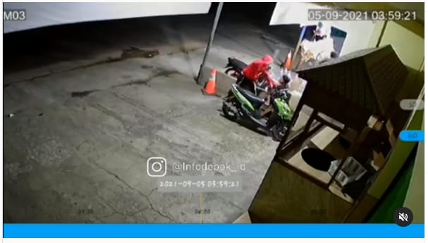 Aksi Jambret Hape Terekam CCTV  10