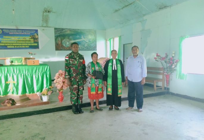 Satgas Yonif RK 751/VJS Bagikan Alkitab di Kabupaten Yahukimo 26