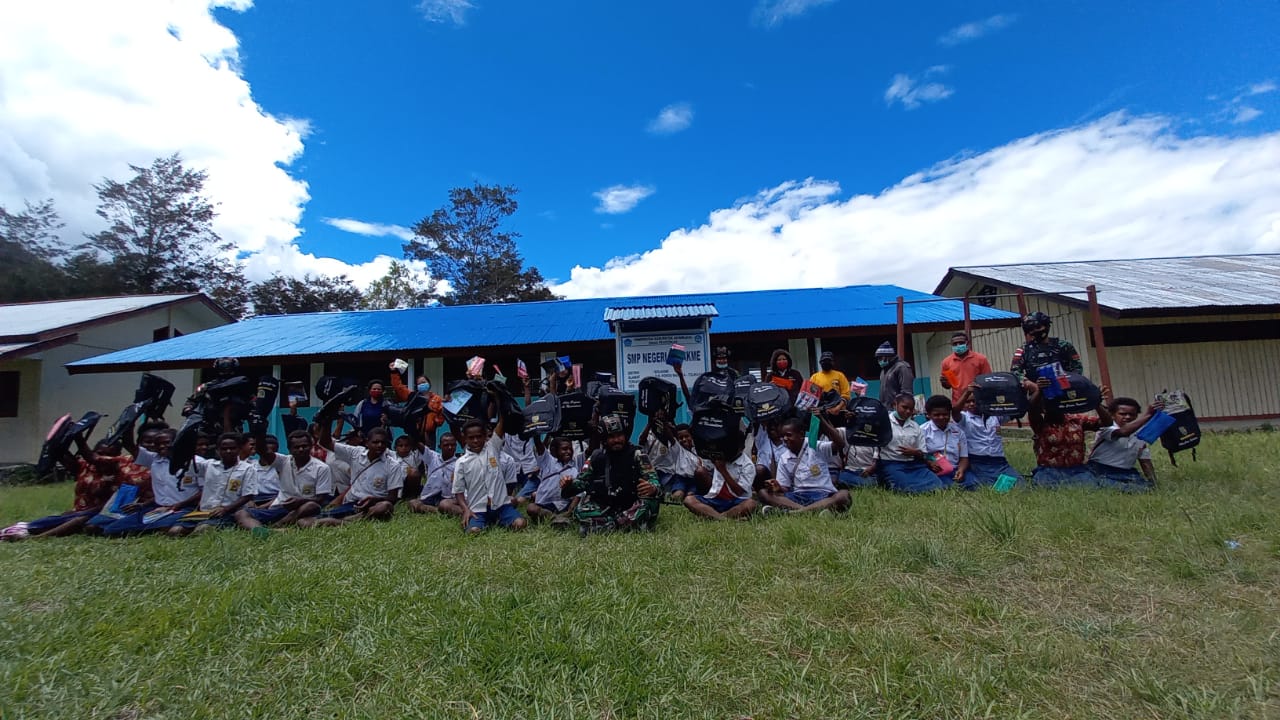 IMG-20210915-WA0028 Lagi, Satgas TNI Bagikan Tas Sekolah dan Alat Tulis kepada Pelajar di Papua 1