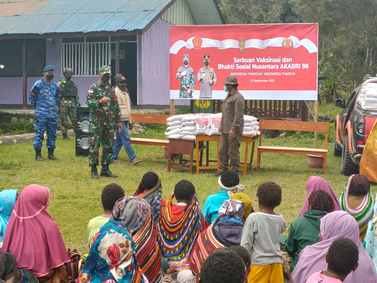 Satgas Yonif RK 751/VJS Bersama Alumni Akabri 98 Laksanakan Serbuan Vaksinasi dan Bhakti Sosial 1