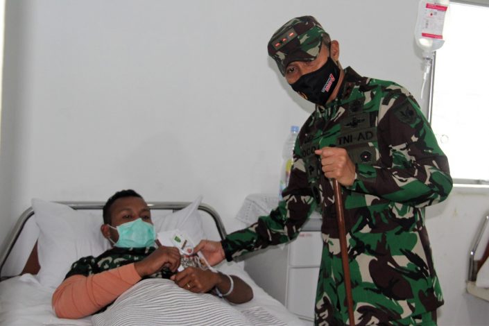 Pangdam XVII/Cenderawasih Jenguk Nakes Korban Keganasan KST 45