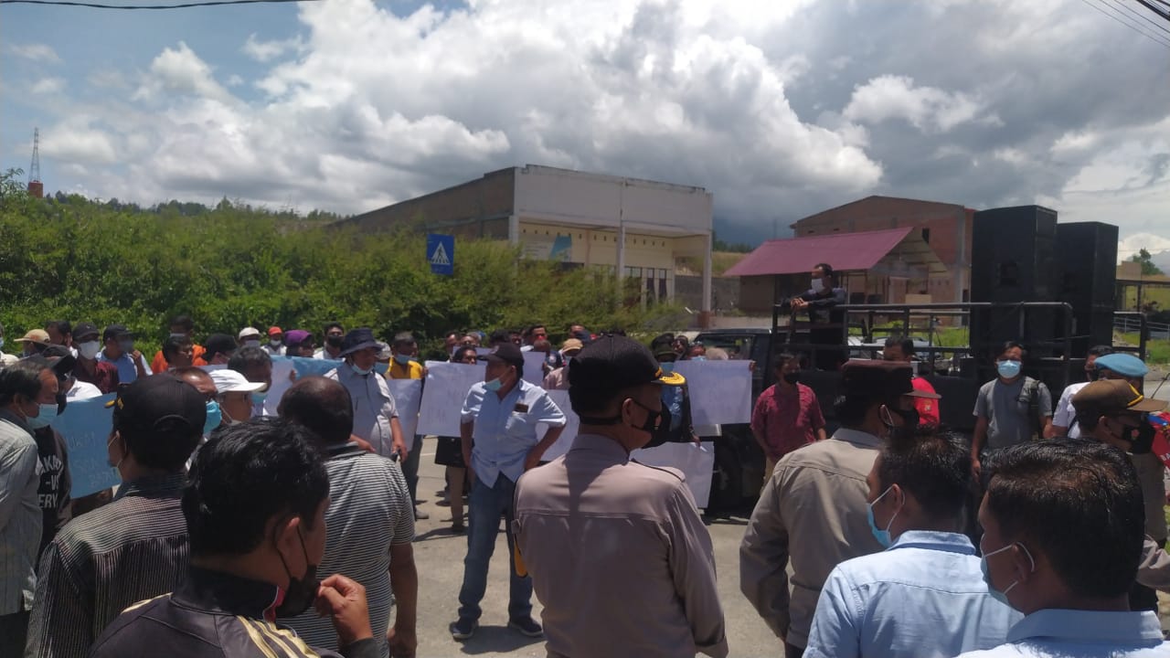 IMG-20210928-WA0030 Lakukan Aksi Demo, Massa AMPP Tuntut Bupati Samosir Bubarkan Staf Khusus 1