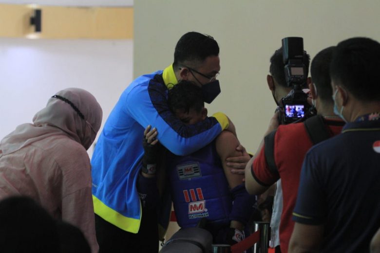 Lolos Ke Final, Atlet Muay Thai Banten Menangis Dipeluk Wagub 13