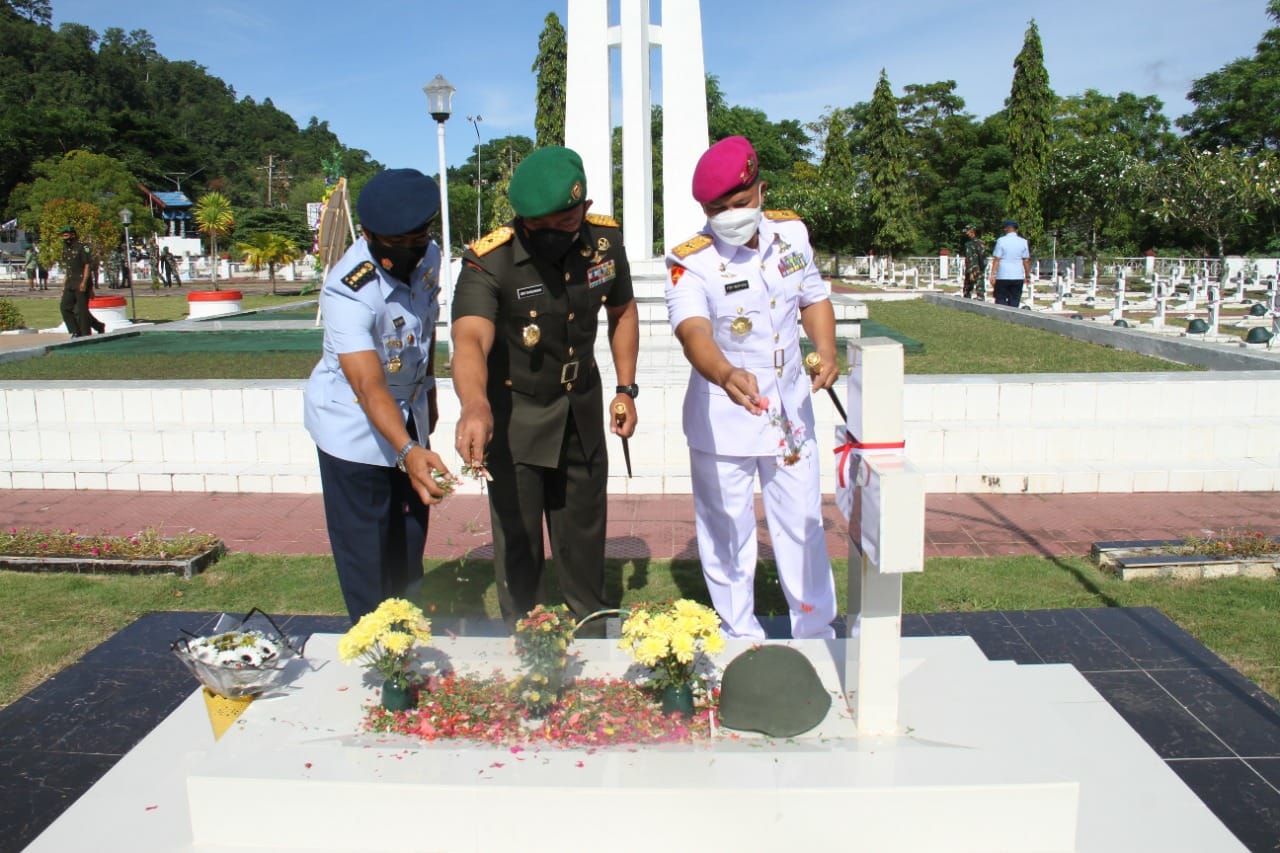 IMG-20211004-WA0039 Peringati HUT TNI Ke-76, Kodam XVII/Cenderawasih Ziarah ke TMP Kusuma Trikora 1