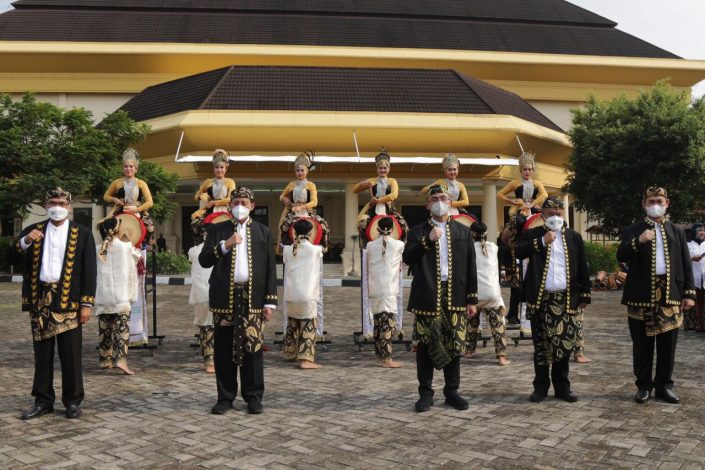 keadilan Gubernur Banten Wahidin Halim (WH) berharap para pejabat Pemerintah Provinsi Banten yang saat ini mengenakan pakaian khas Banten untuk menjiwai semangat para Sultan Banten. keadilan Gubernur Banten Wahidin Halim (WH) berharap para pejabat Pemerintah Provinsi Banten yang saat ini mengenakan pakaian khas Banten untuk menjiwai semangat para Sultan Banten.