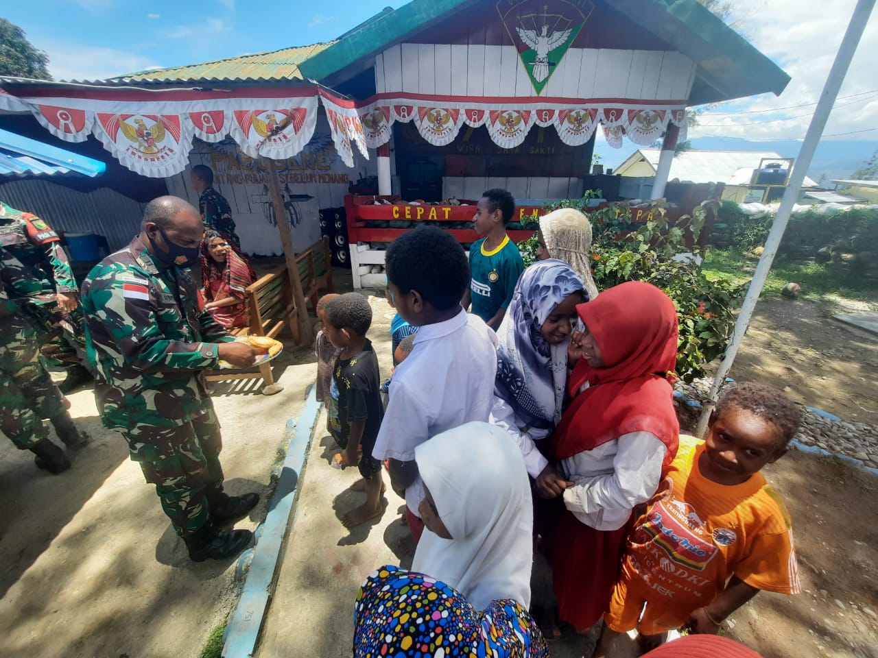 Satgas Pamrahwan Yonif RK 751/VJS Bersama Masyarakat Rayakan HUT Ke-76 TNI 1