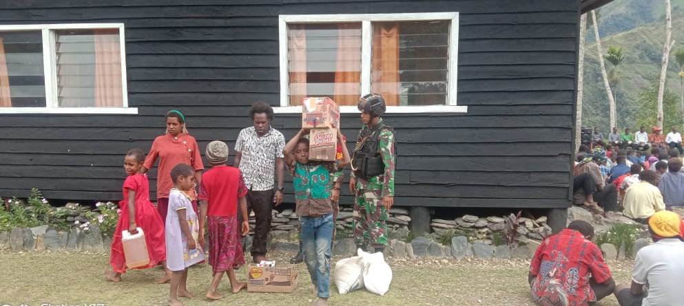 Satgas Yonif RK 751/VJS Bersama Koramil Bagikan Sembako kepada Jemaat Minggu 1