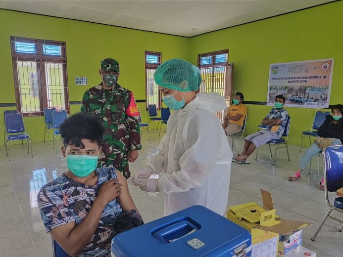 Aparat TNI Pastikan Pelaksanaan Vaksinasi Covid-19 Tertib dan Kondusif 9