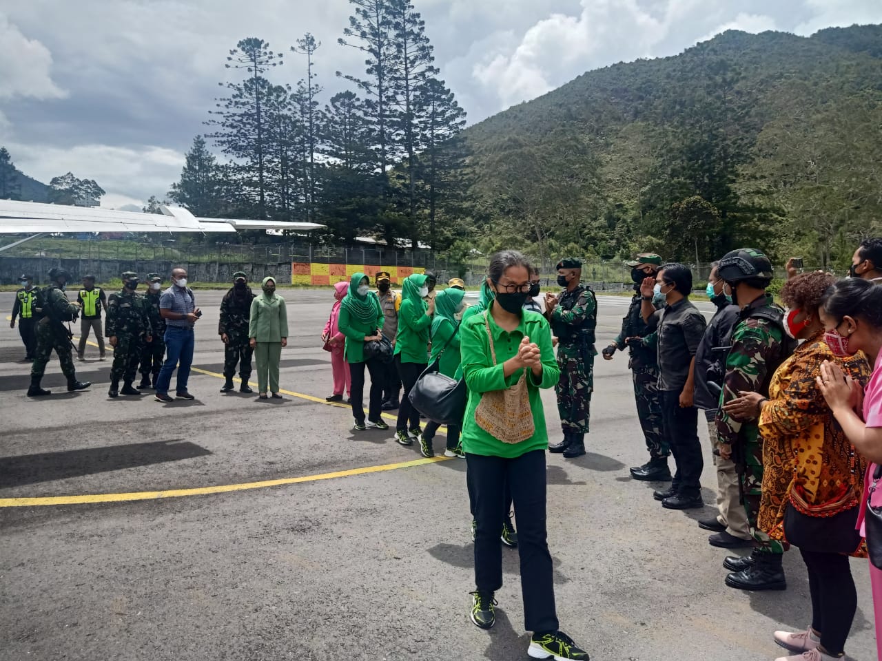 Ketua Persit KCK Kunjungi Pos TNI di Puncak Jaya 1