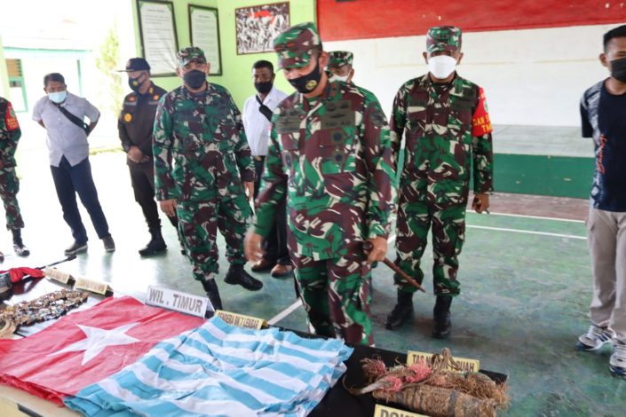 Simpatisan KST Yapen Serahkan 6 Pucuk Senjata Api Rakitan 61