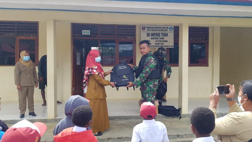 Motivasi Pelajar, Yonif RK 751/VJS Bagikan Tas dan Alat Tulis 49