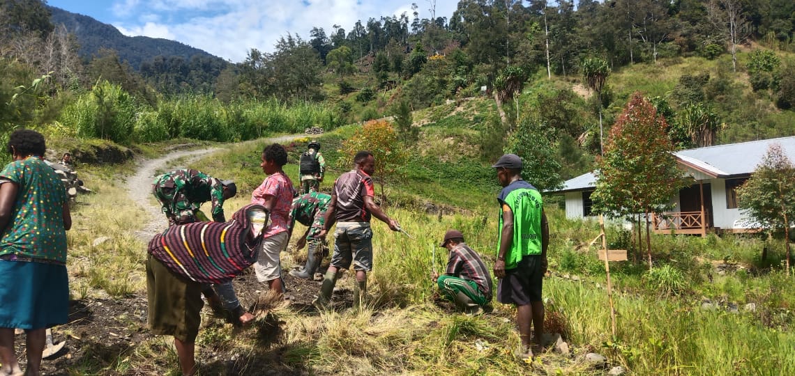 Satgas Pamrahwan Bantu Masyarakat Bersihkan Jalan dan Kantor Desa 1