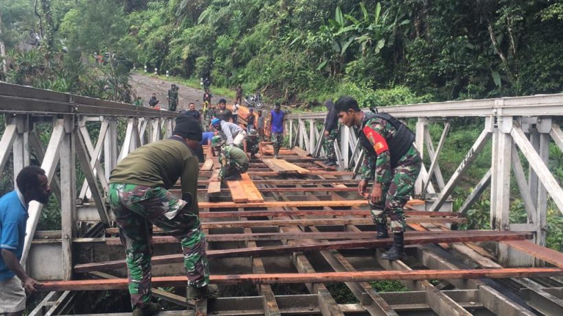 TNI Perbaiki Jembatan yang Dirusak OTK di Yalimo Papua 35
