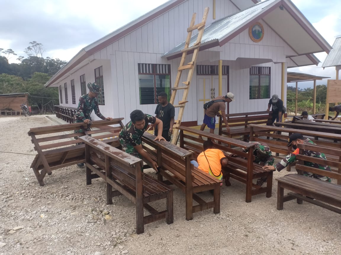 Satgas Yonif RK 751/VJS Bersihkan Gereja yang Akan Diresmikan 1