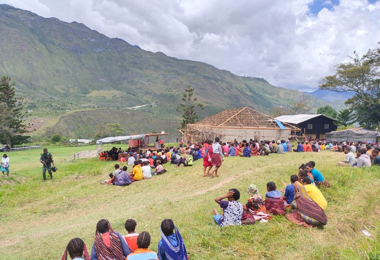 IMG-20211120-WA0062 Satgas Yonif RK 751/VJS Hadiri Perayaan HUT Ke-61 Masuknya Injil ke Kurima-Papua 1