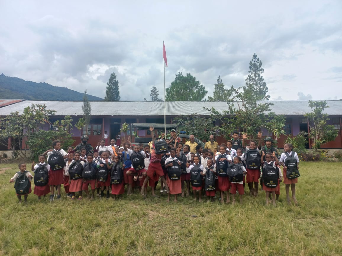 Satgas Yonif RK 751/VJS Bagikan Peralatan Sekolah kepada Pelajar Sekolah Dasar 1