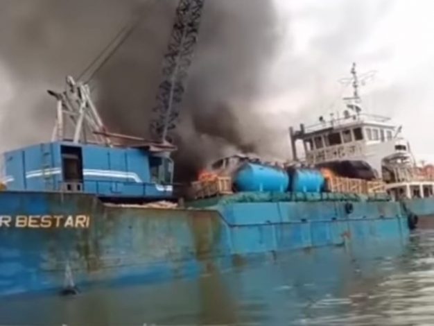 KM Bandar Bestari Terbakar, Penyebab Kebakaran Masih Diselidiki 40