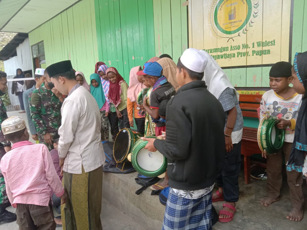 IMG-20211202-WA0023 Satgas Yonif 751/VJS Berikan Bantuan Seperangkat Alat Musik Rebana ke Pesantren 1