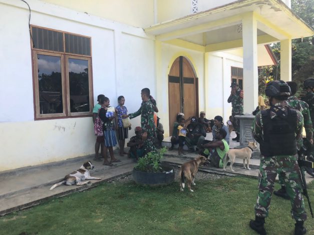 Satgas Pamtas Yonif 126/KC Bersama Masyarakat Bersihkan Gereja Katolik ST Paroki di Perbatasan RI-PNG 56