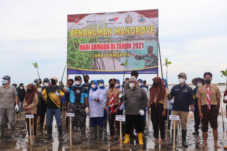 Peringati Hari Menanam Pohon Indonesia: Bakrie Amanah, Kaltim Prima Coal & Lanal Sangatta Tanam 7.000 Pohon 12
