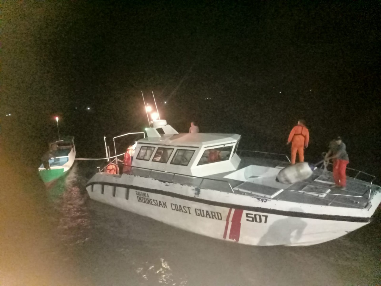 IMG-20211205-WA0040 Bakamla RI Temukan Longboat Mati Mesin di Perairan Tanjung Tamedan 1