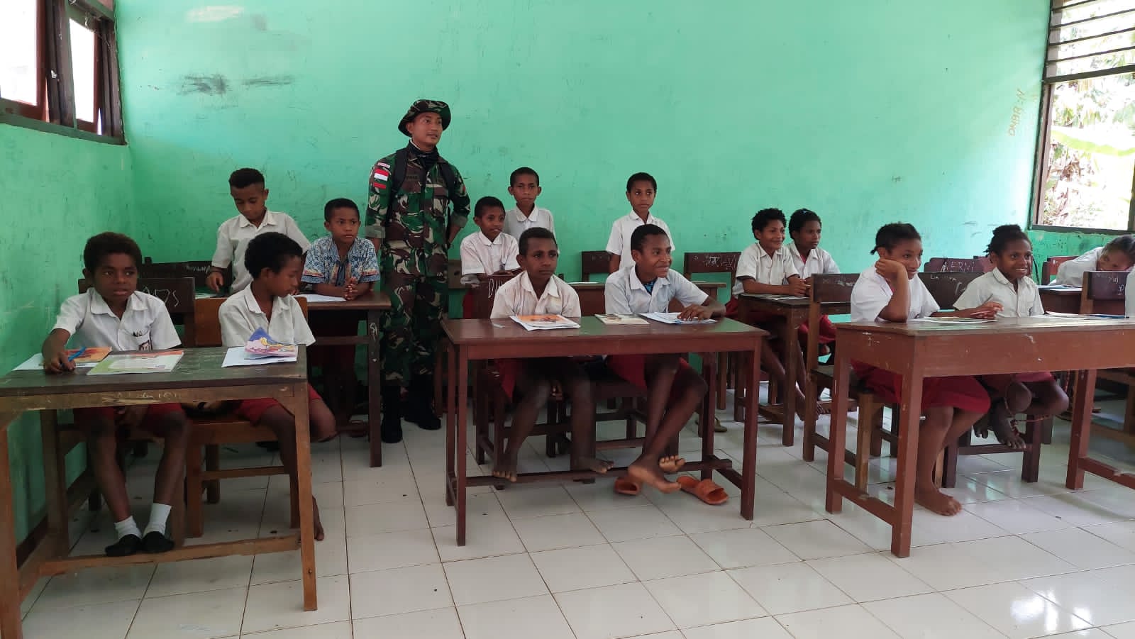 Satgas Pamtas Yonif 126/KC Menjadi Tenaga Pengajar di Wilayah Perbatasan RI-PNG 1
