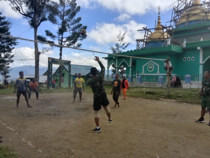 Satgas Yonif RK 751/VJS Ajak Generasi Muda Bermain Volly 8