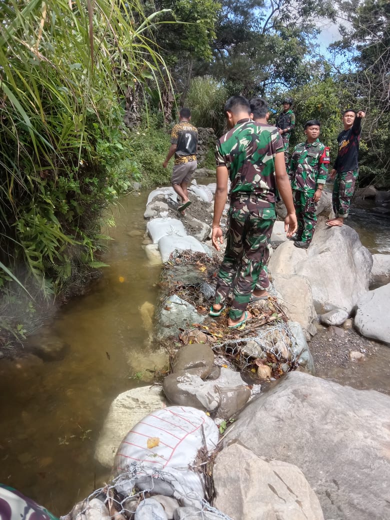 IMG-20211211-WA0097 Bersama Masyarakat dan Santri, Satgas Yonif RK 751/VJS Perbaiki Irigasi yang Rusak Akibat Banjir 1