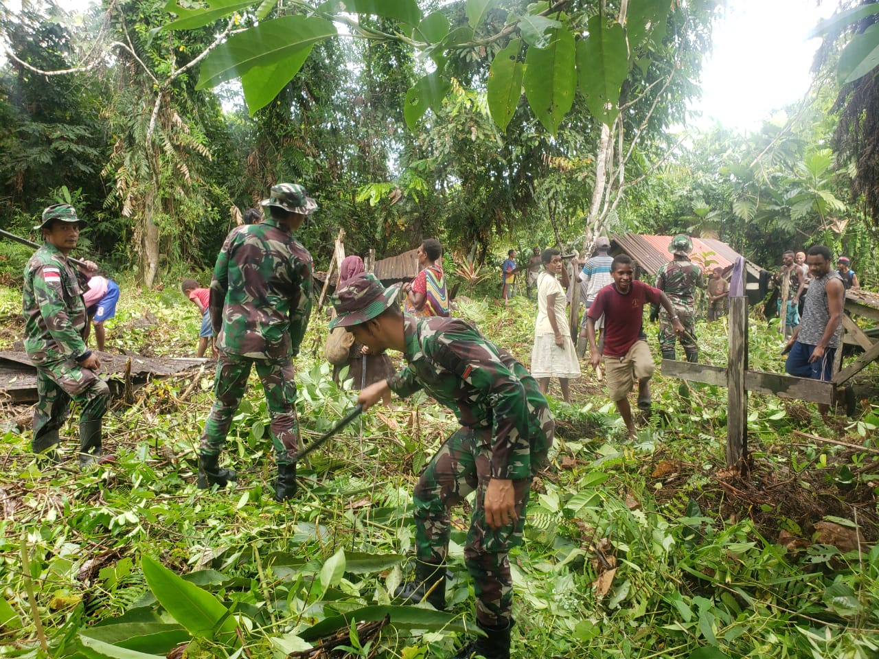 IMG-20211214-WA0079 Satgas Pamtas Yonif 126/KC Ajak Warga Perbatasan Bersihkan Makam 1
