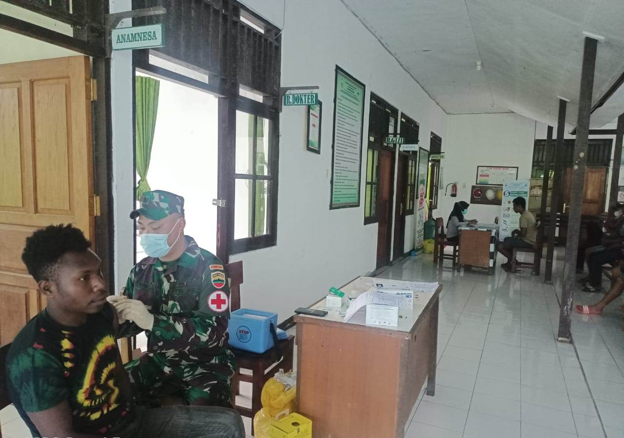 IMG-20211217-WA0026 Prajurit Satgas Yonif 126/KC Bantu Vaksinasi Massal di Perbatasan 1
