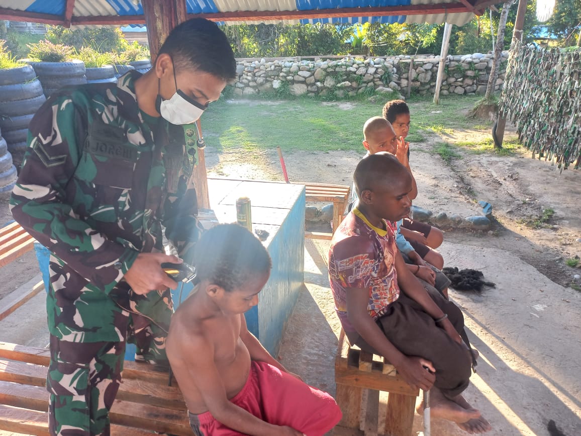 Peduli Kerapian dan Kesehatan, Satgas Yonif RK 751/VJS Cukur Rambut Warga 1