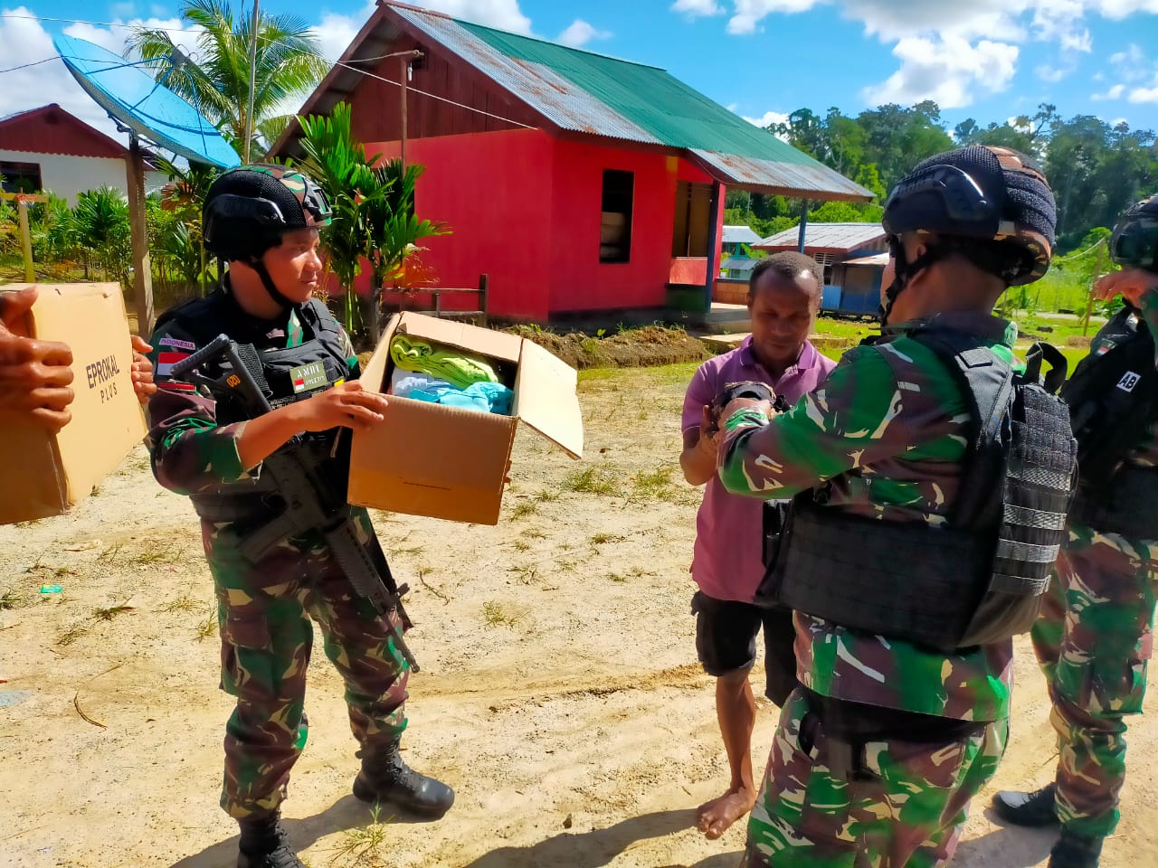 Jelang Nataru, Satgas Pamtas Yonif 126/KC Bagikan Pakaian Kepada Masyarakat Perbatasan Papua
