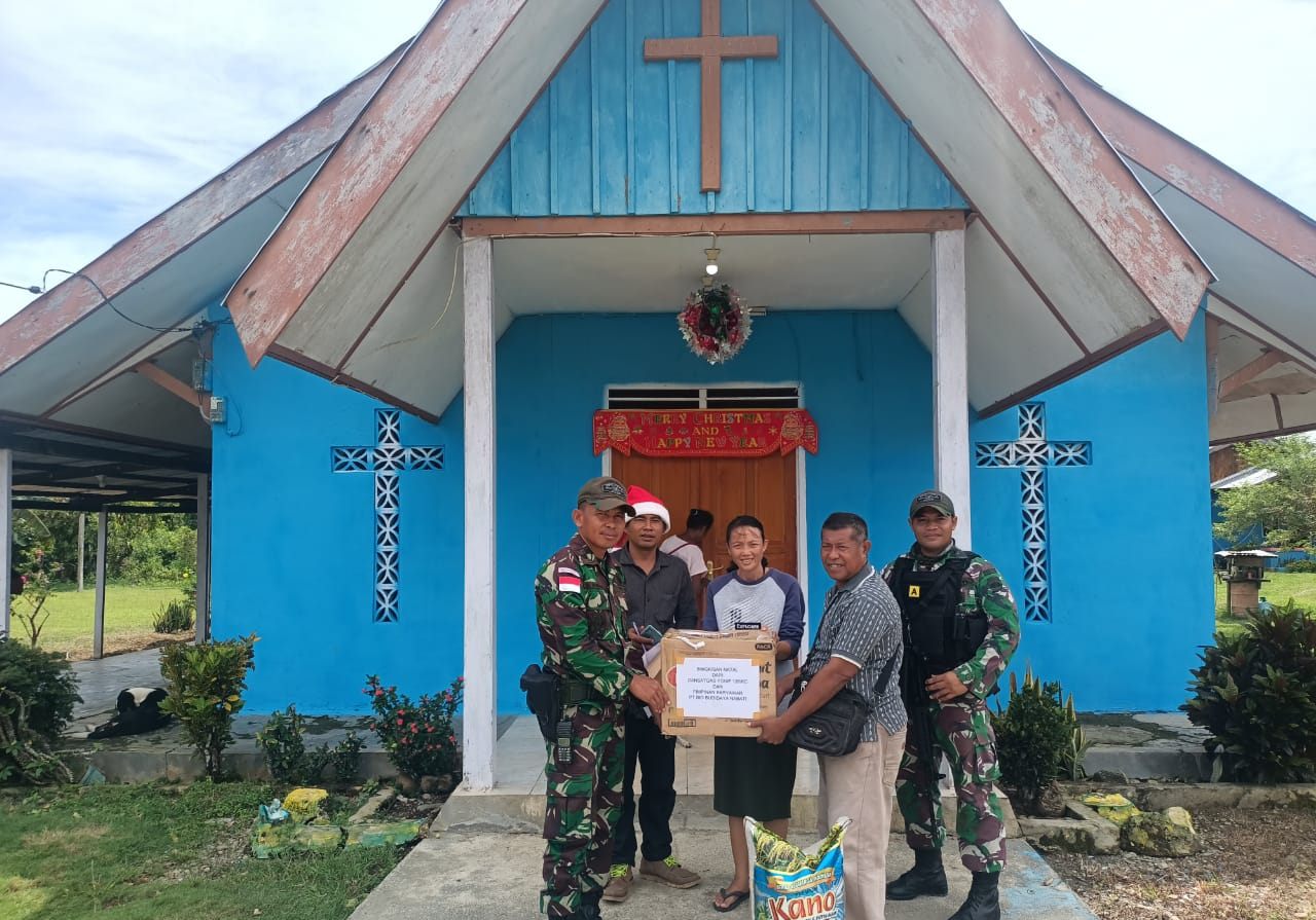 Satgas Pamtas 126/KC Berbagi Berkat Natal Kepada Masyarakat di Perbatasan RI-PNG