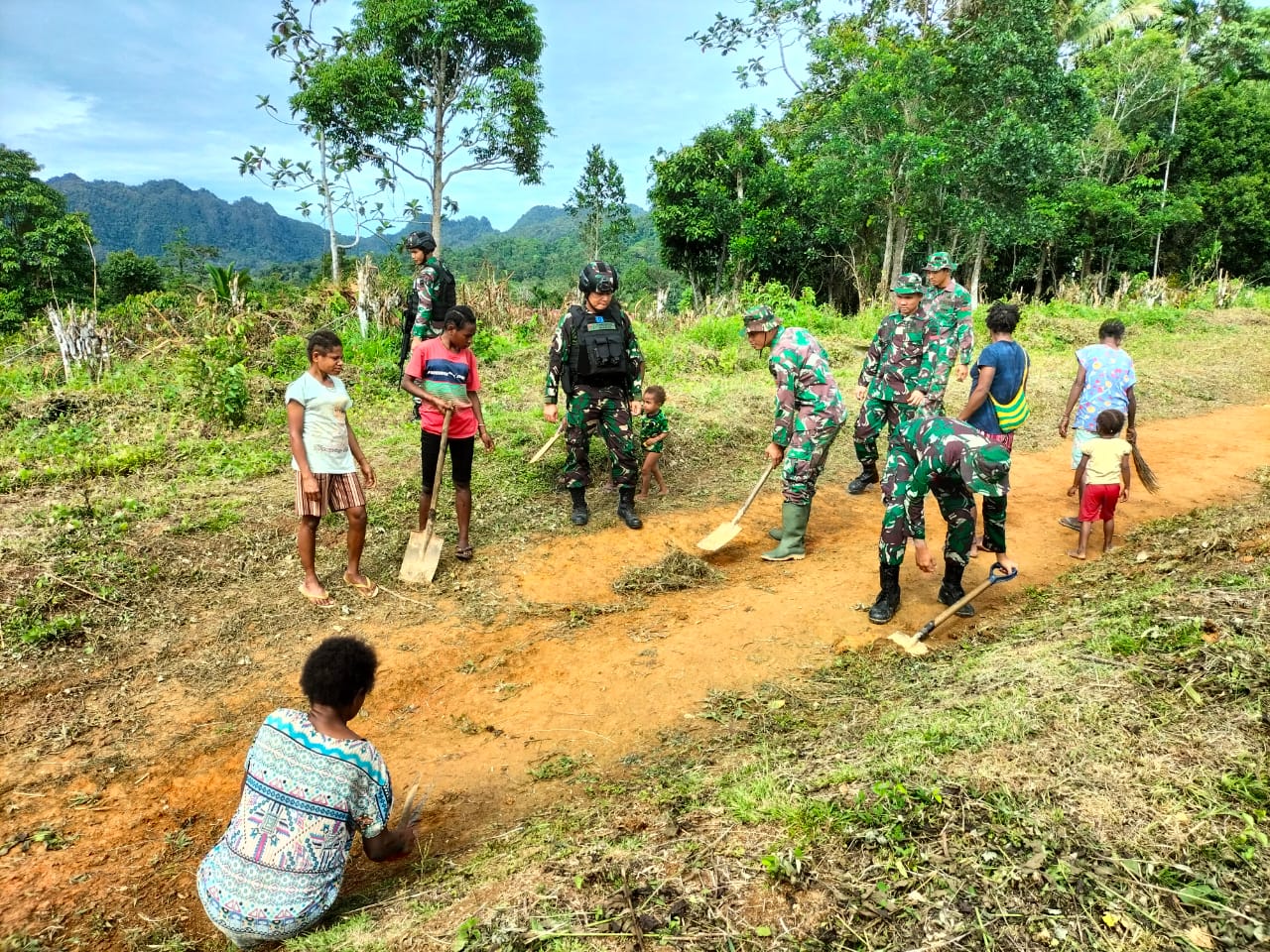 IMG-20211229-WA0008 Satgas Pamtas Bersihkan Jalan Bersama Warga Perbatasn RI-PNG 1