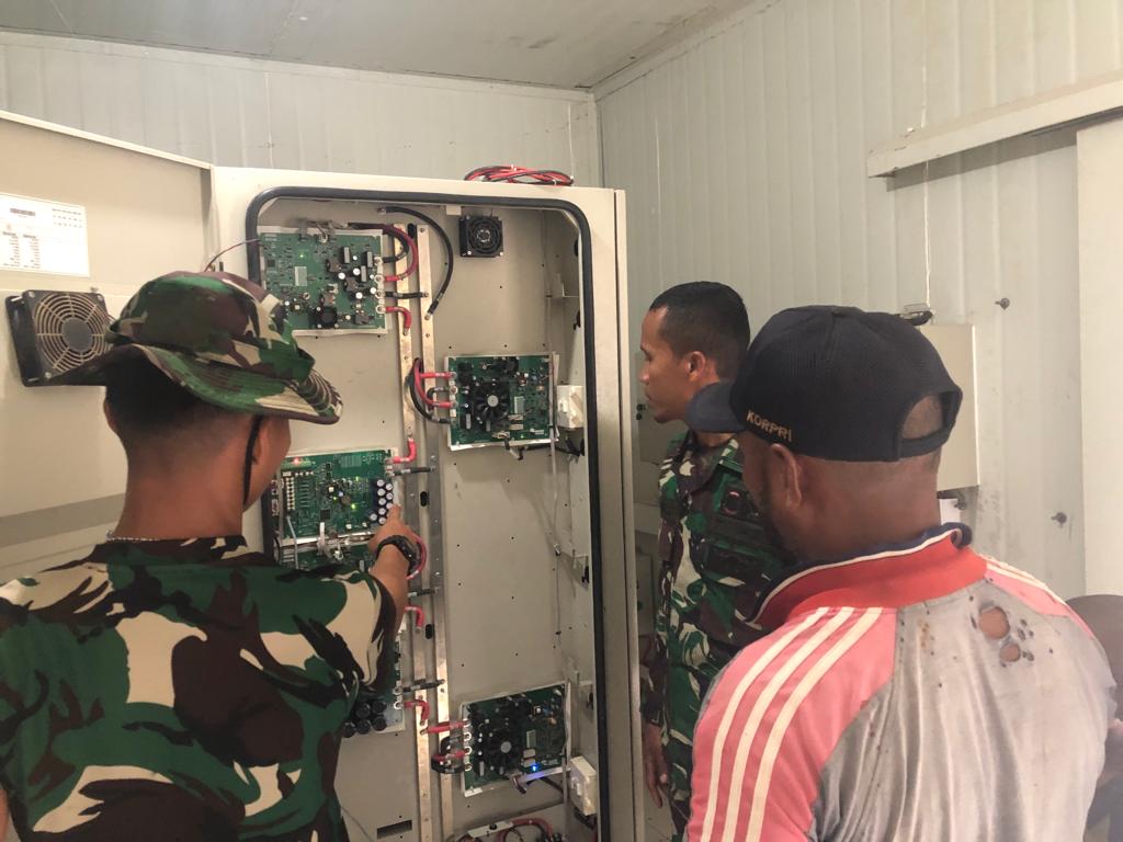 PLTS Rusak Diperbaiki Satgas Pamtas, Listrik Kembali Aliri Rumah Warga di Perbatasan 1