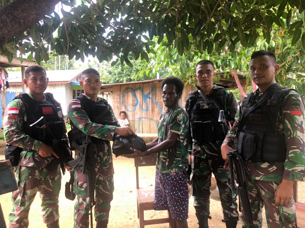 Satgas Pamtas Yonif 126/KC Bagikan Sembako Kepada Warga Perbatasan 1