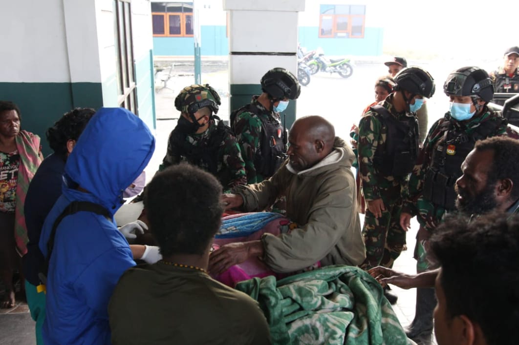 Satgas Yonif Raider 613/Rja Bantu Ibu Melahirkan di Puncak Jaya 1