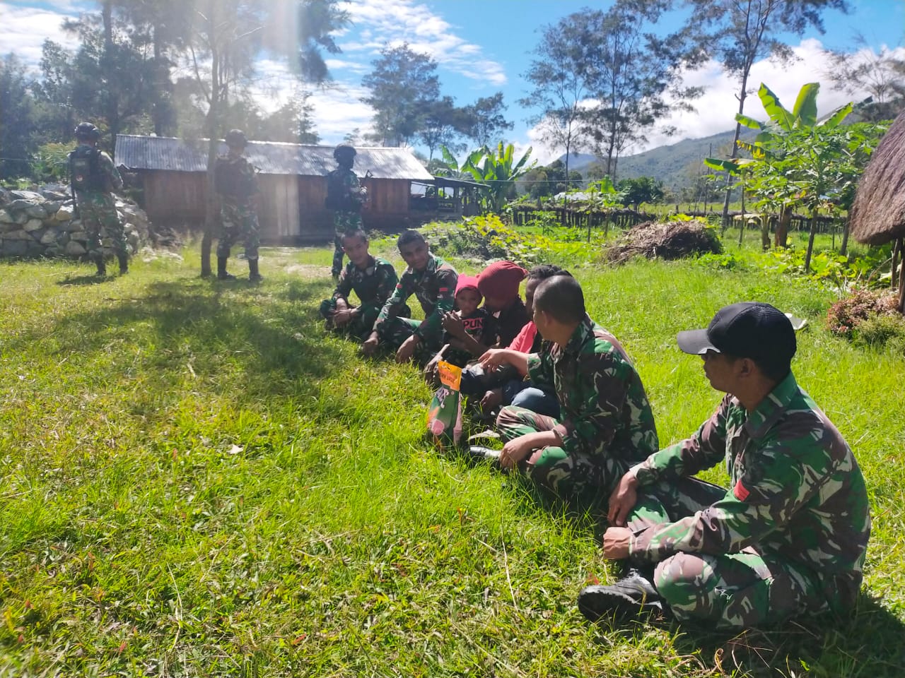 Tingkatkan Ketahanan Pangan, Satgas Yonif RK 751/VJS Beri Bantuan Bibit Jagung Kepada Warga 1
