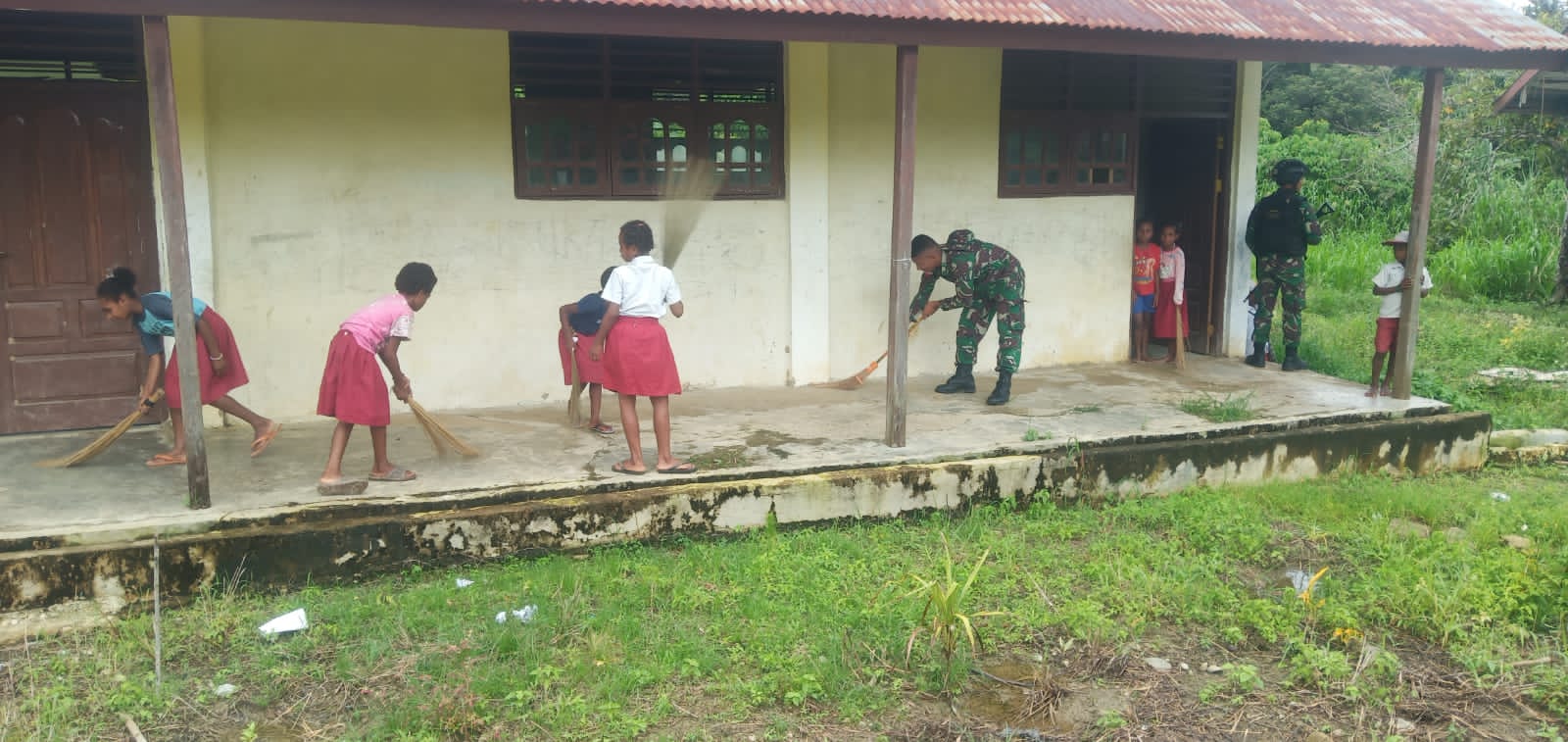 Satgas Yonif 126/KC Ajak Pelajar SD Bersihkan Lingkungan Sekolah