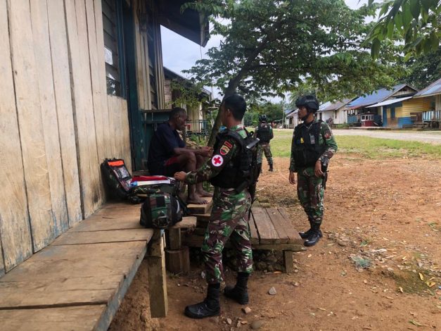 Peduli Kesehatan, Satgas Pamtas Yonif 126/KC Laksanakan Pengobatan Door to Door Kepada Masyarakat 28