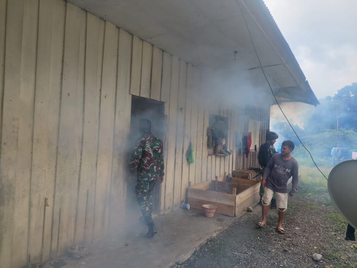 Cegah Malaria, Satgas Yonif 126/KC Fogging Rumah Warga di Perbatasan