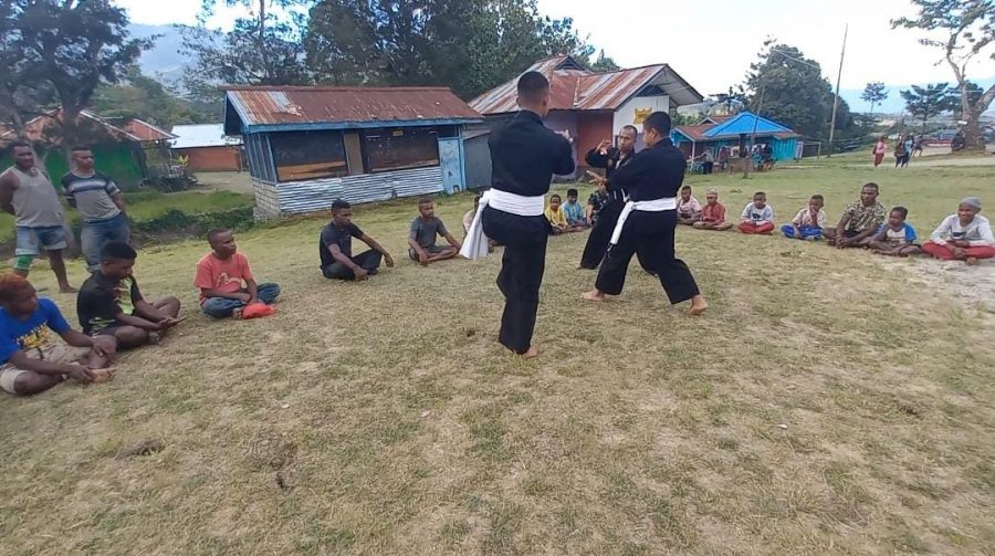 Lestarikan Budaya Pencak Silat, Satgas Kodim Yalimo Yonif RK 751/VJS Latihkan Dasar-Dasar Beladiri Pencak Silat Kepada Generasi Muda 13