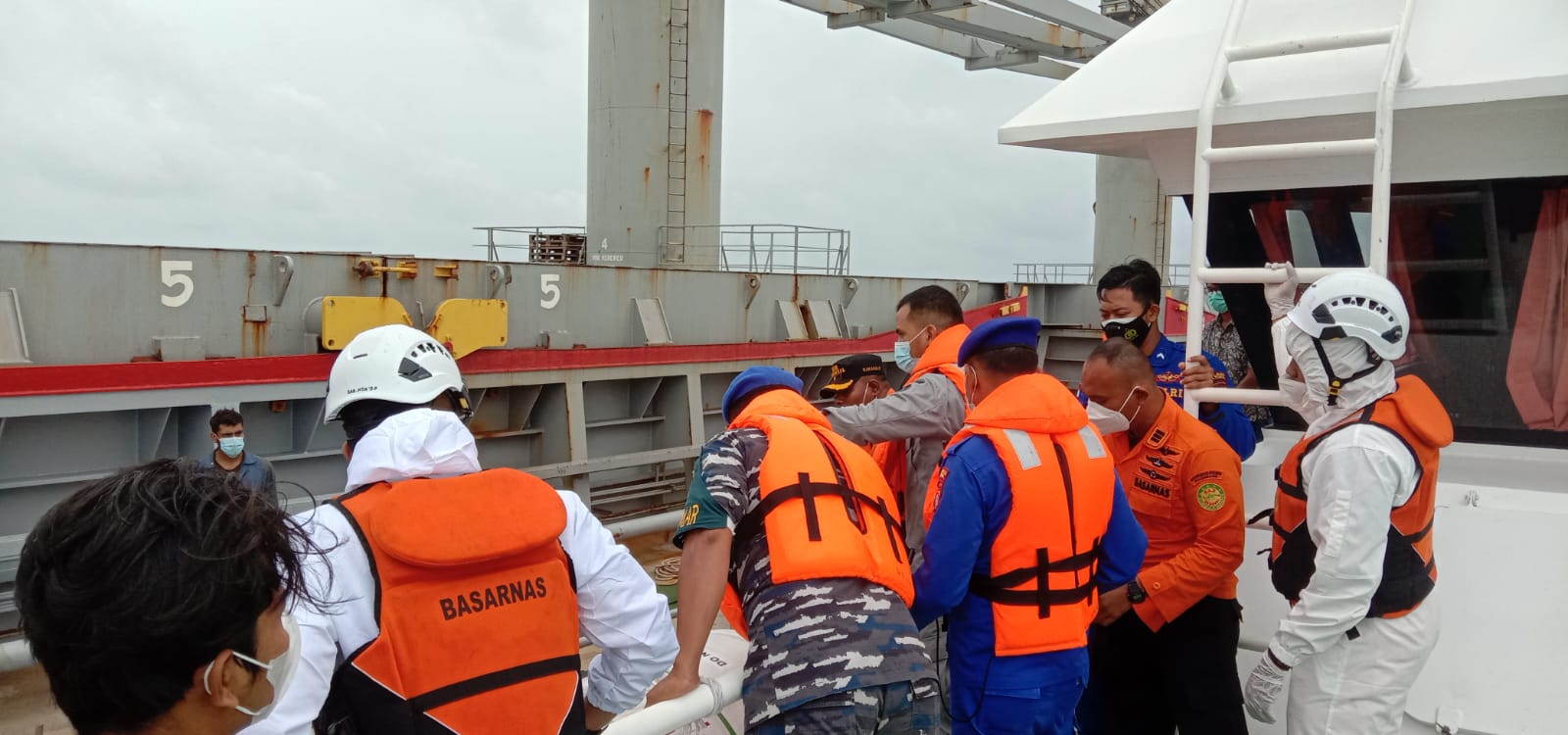IMG-20220115-WA0090 Bakamla RI Beri Bantuan Medis ABK Kapal AS Positif Covid-19 di Perairan Natuna 1