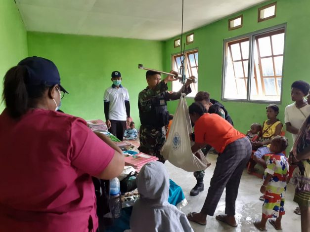 Satgas Yonif 126/KC Gandeng Puskesmas Model untuk Pelayanan Posyandu 50