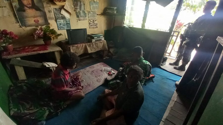 Satgas Yonif 126/KC Obati Masyarakat Sakit Malaria di Perbatasan RI-PNG 12