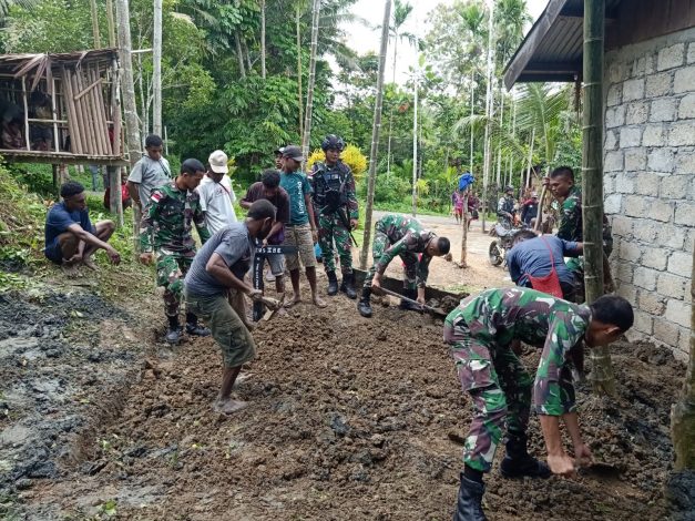 Satgas Yonif 126/KC Bantu Prosesi Pemakaman Warga Perbatasan 43