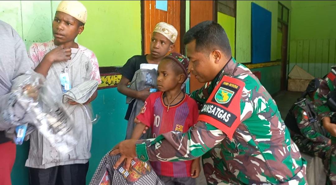 Satgas Kodim Yonif RK 751/VJS Bagikan Baju Koko dan Mukena Kepada Santri 1